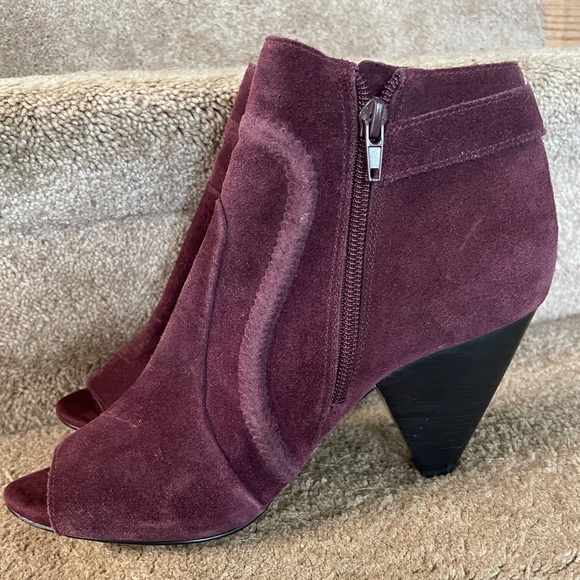 Vince Camuto peep toe suede booties size 8.5 - Picture 2 of 5